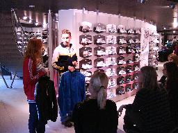 Milla (tyv&auml;rr bara hennes rygg), Terese, Miranda, Petra och Sofie (<em>som jag tror knappt syns..</em>) var n&aring;gra som spanade in kollektionen