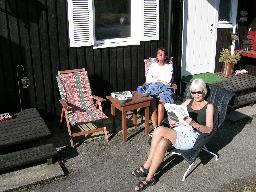 Jag och Anders mamma Anna-Lisa avnjuter frukosten i solen