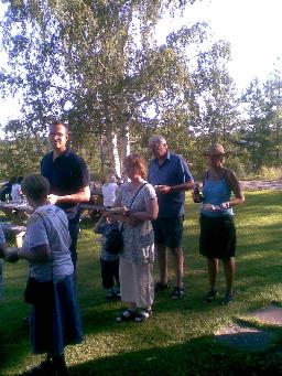 Anders (han som är längst), hans mamma Anna-Lisa (längst bak) med pappa Åke framför sig, väntar på mat. Jag fick egen vegomat och slapp köa. :-)