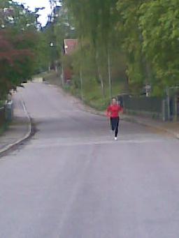 Tidig morgon på en tom gata men se där kom hon! Min (spring)kompis Maria! :-)
