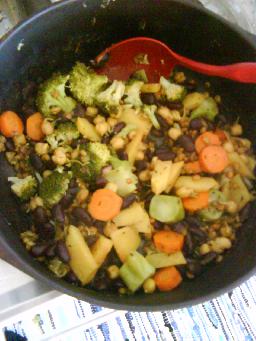 Vegogryta med dinkelvete, kikärtor, kidneybönor, broccoli, tofu, kryddor och rotfrukter tillsammans med...