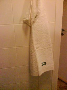 En handduk i badrummet (och jodå, toapapper fanns också) med SB:s emblem på