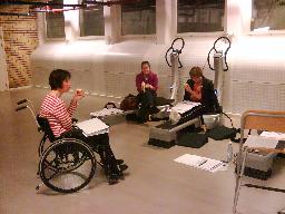 Paus i tränandet och teorigenomgång. Här sitter Anita, Ida och Margot. (Funkar alltså även för rullstolsburna.)