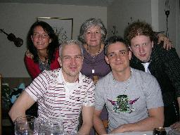 Jag med min mamma och mina helbröder Lasse, Daniel och Markus. Fotat förra året så vi är LITE äldre nu ;-)