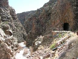 ..tunnlar i bergen. Just denna är "Gillman Tunnels" som sprängdes fram 1920 för att tågen skulle kunna åka fram