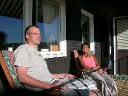 Jag och Anders njuter av solen på balkongen i Njurunda