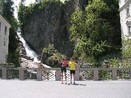 Jag och Jerker framför byns fantastiska vattenfall efter avslutat intervallpass