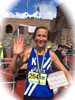 Karin Schön som numera innehar det svenska rekordet för damer 50-54 år. 2.58.18. Den kvinnan är minst sagt fantastisk för hon blir bara snabbare och snabbare för varje år! Magiskt!