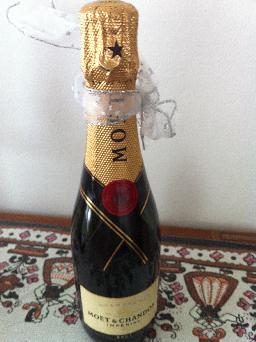 Present från Karin som egentligen borde vara den som firade med bubbel! Jag får väl dränka mina sorger i dem... ;-)