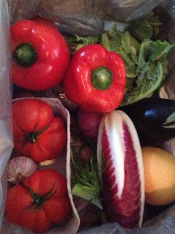 En hel låda med olika grönsaker utanför ytterdörren fick jag i dag! :-)