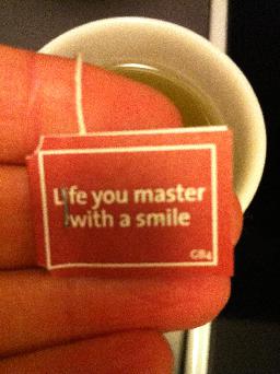 "Life you master with a smile"-Läst på dagens yogite-påse