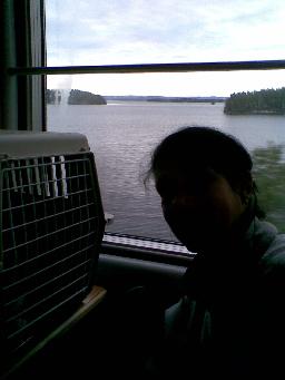 Jag och Elvira på tåget. Skum bild.. Men det är vi! I bakgrunden är det underbara sjön Runn som syns