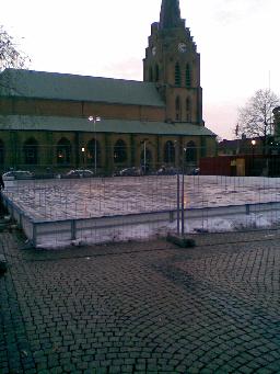 Isbana som, ännu så länge, är utan is. I bakgrunden St Nicolai kyrka