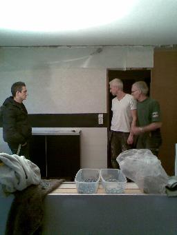 Ulf (till höger) visar Daniel (till vänster) hur köket ska bli medan Lasse slö-lyssnar. Han vet ju liksom redan