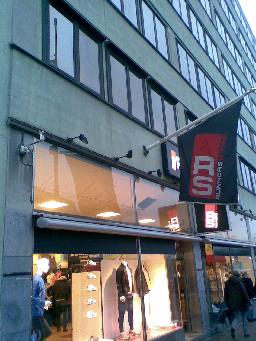 Runners Store på Vasagatan. Strategiskt placerad PRECIS mitt emot centralstationen